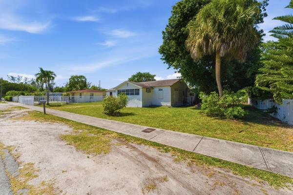 1129 NW 105th St, Unincorporated Dade County, Florida 33150, image 1