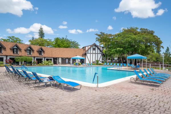 International Village At Inverrary, 3660 Inverrary Dr #3Q, Lauderhill, Florida 33319, image 3