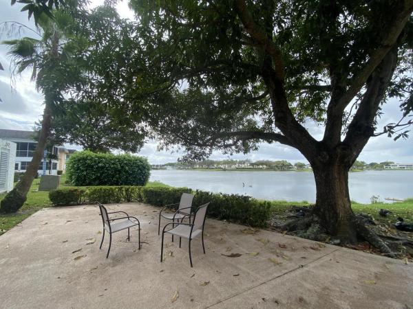 68 Stratford E, West Palm Beach, Florida 33417, image 2