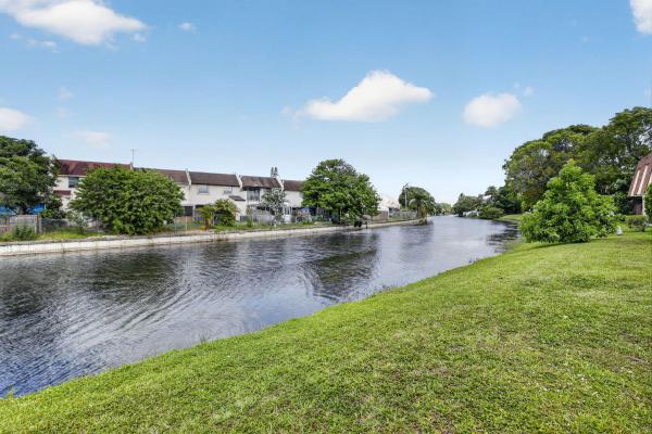 Le Clos Townhomes, 139 San Remo Blvd, North Lauderdale, Florida 33068, image 2