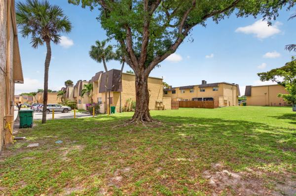 Blueberry Hill, 5646 Blueberry Ct #23, Lauderhill, Florida 33313, image 3
