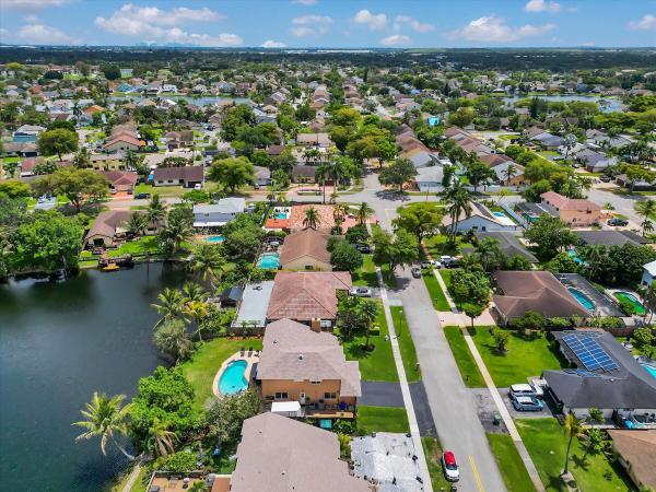 Tanglewood Lakes, 621 SW 98th Ter, Pembroke Pines, Florida 33025, image 2