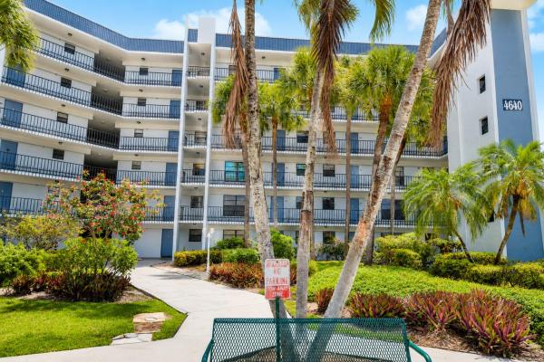 4640 W Lucerne Lakes Blvd #205, Lake Worth, Florida 33467, image 2