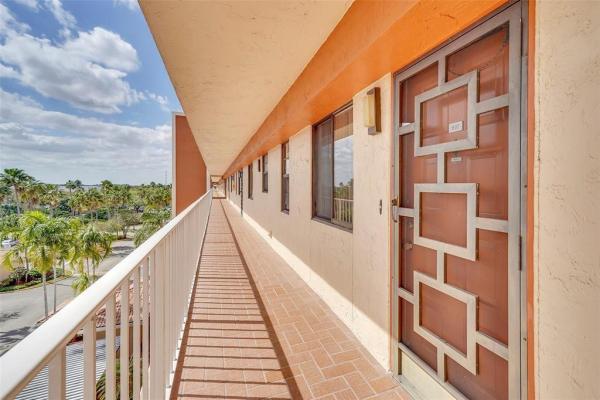 Huntington Towers, 7370 S Oriole Blvd #607, Delray Beach, Florida 33446, image 1