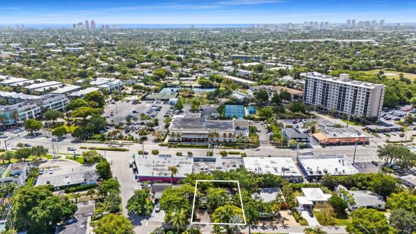 Petite, 2020 NE 4th Ave #1, Wilton Manors, Florida 33305, image 2