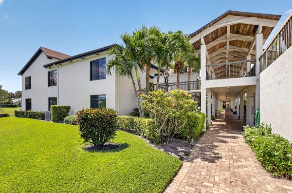 900 Greensward Ln #110G, Delray Beach, Florida 33445, image 2