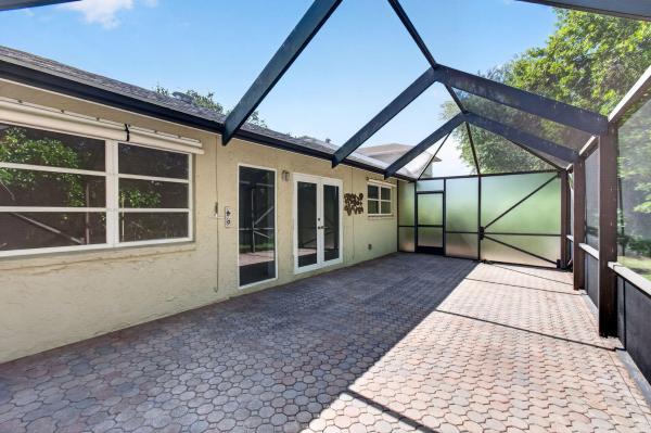 Lincolnwood Village, 201 Del Rio Blvd, Boca Raton, Florida 33432, image 2