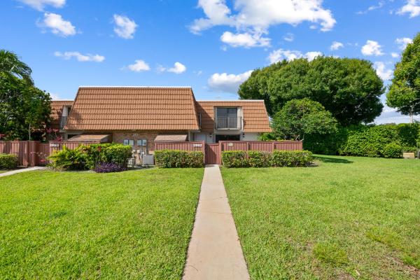 Waterford Courtyards At Crystal Lakes North, 2962 SW 12th St, Deerfield Beach, Florida 33442, image 2
