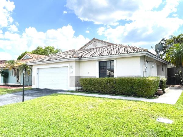 Waterford Patio Homes, 5851 Bristol Ln, Davie, Florida 33331, image 2