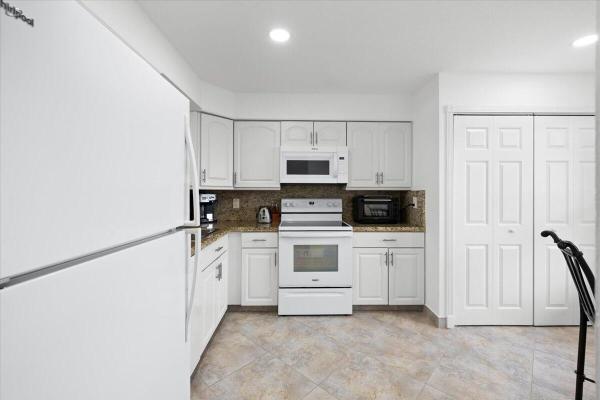 Waters Edge Towers, 4550 NW 18th Ave #709, Deerfield Beach, Florida 33064, image 1