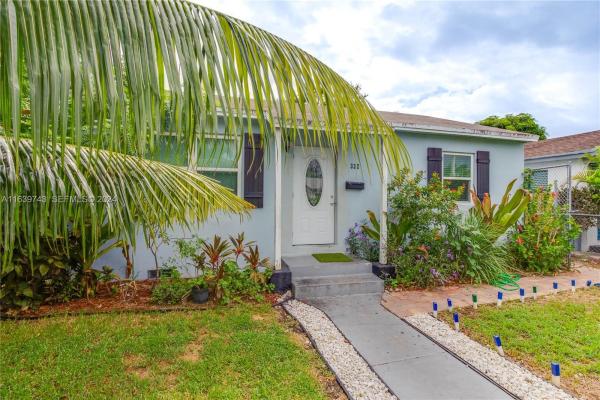 Lake Worth Town, 322 N C St, Lake Worth Beach, Florida 33460, image 2
