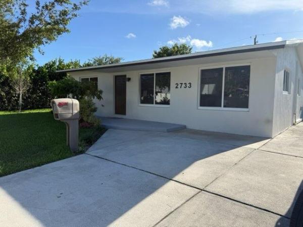 Tropical Manors, 2733 NE 6th Ave, Wilton Manors, Florida 33334, image 3
