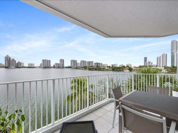 Les Pelicans, 18260 N Bay Rd #418, Sunny Isles Beach, Florida 33160, image 2