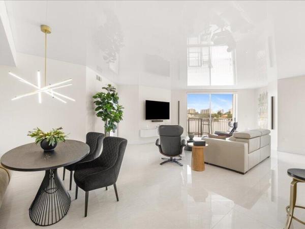 Les Pelicans, 18260 N Bay Rd #418, Sunny Isles Beach, Florida 33160, image 3