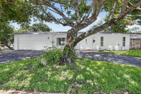 Pembroke Lakes, 1761 NW 107th Ave, Pembroke Pines, Florida 33026, image 2