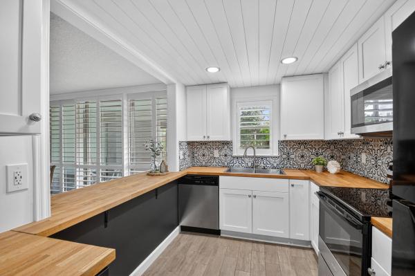 Lakeside Village, 500 Davis Rd #37, Palm Springs, Florida 33461, image 1