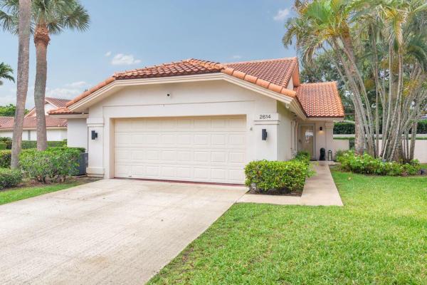 Villas Of Bear Lakes Estates North, 2614 Mohawk Cir, West Palm Beach, Florida 33409, image 2