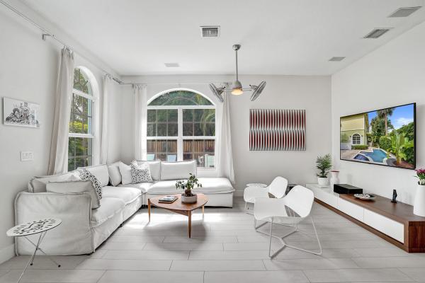 Mallory Square, 2636 NE 9th Ave #6, Wilton Manors, Florida 33334, image 2
