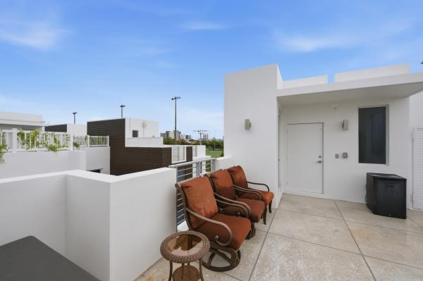 Holiday Park, 714 NE 14th Ave #102, Fort Lauderdale, Florida 33304, image 2