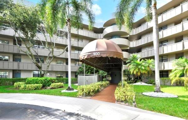 Colony Point, 900 Colony Point Cir #121, Pembroke Pines, Florida 33026, image 1