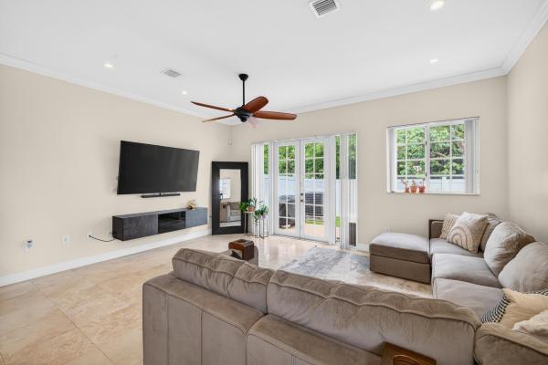 Vinik, 825 SW 12th St, Fort Lauderdale, Florida 33315, image 1