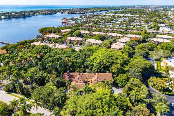 16 Via Lago, Boynton Beach, Florida 33435, image 1