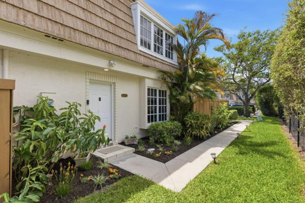 Winchester Courts, 11588 Winchester Dr, Palm Beach Gardens, Florida 33410, image 2