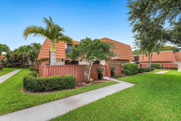 Waterford Courtyards At Crystal Lakes North, 2818 Waterford Dr S, Deerfield Beach, Florida 33442, image 2