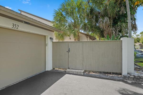 Hidden Pines Of Wellington, 352 Wood Dale Dr, Wellington, Florida 33414, image 2