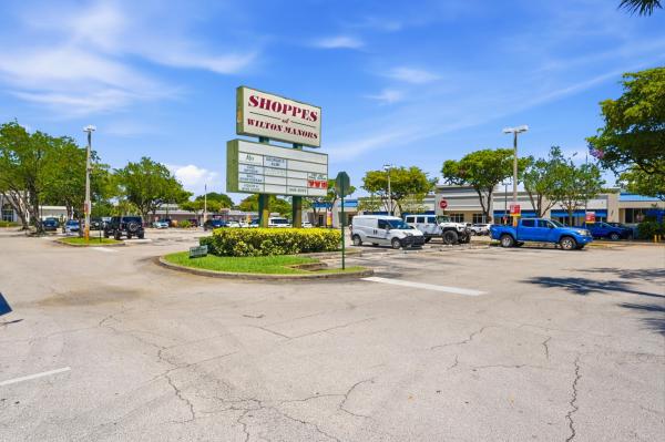 Annie's Castle, 905 NE 28th St #206, Wilton Manors, Florida 33334, image 2