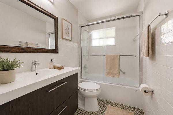 Annie's Castle, 905 NE 28th St #206, Wilton Manors, Florida 33334, image 3