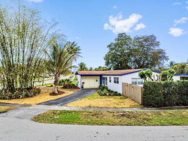Sunrise Golf Village, 6260 NW 19th St, Sunrise, Florida 33313, image 2