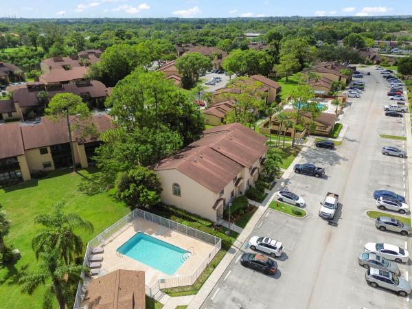 105 Lakeview Dr E, Royal Palm Beach, Florida 33411, image 1