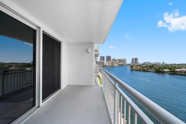 Bayshore Towers, 511 Bayshore Dr #910, Fort Lauderdale, Florida 33304, image 2