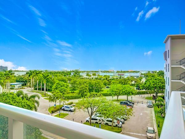 One Fifty One At Biscayne, 14951 Royal Oaks Ln #505, North Miami, Florida 33181, image 2