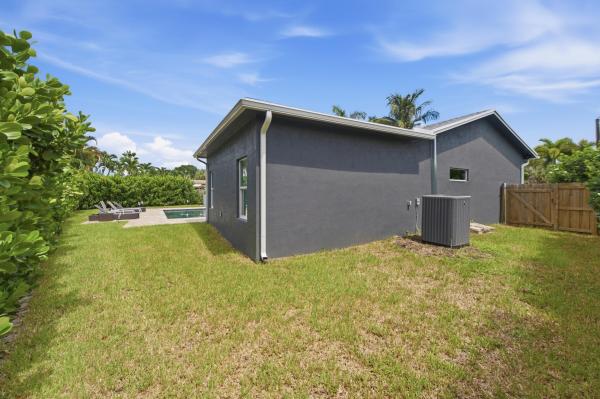 Sunset Manors, 2801 NE 2nd Ave, Wilton Manors, Florida 33334, image 1