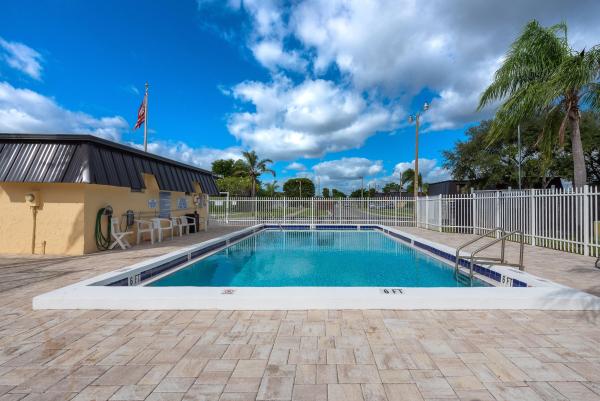 2471 Waterside Dr, Lake Worth, Florida 33461, image 2