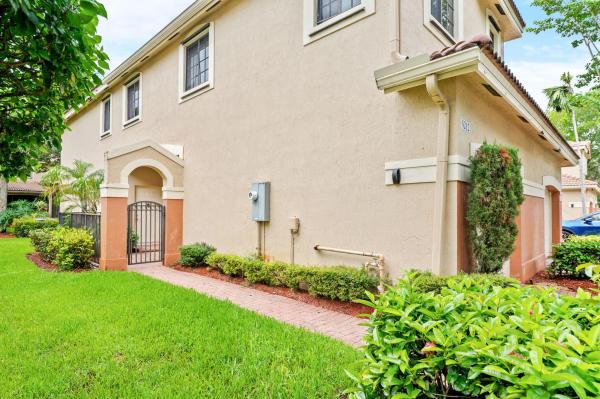 Courtyard At The Grove, 4212 Vineyard Cir, Weston, Florida 33332, image 1