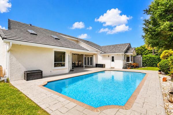 Colonnade At Glen Oaks, 4480 NW 28th Ave, Boca Raton, Florida 33434, image 1