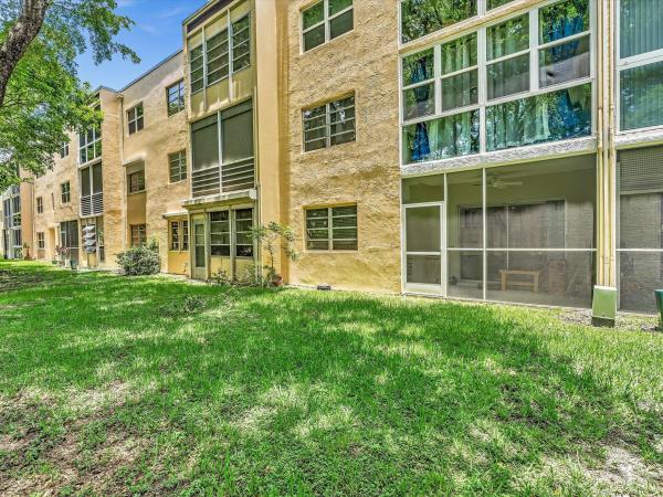 Berkley House Of Carriage Hills, 100 Ashbury Rd #103, Hollywood, Florida 33024, image 2