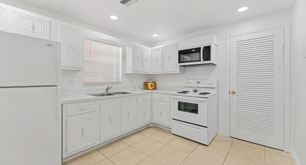Trails End Villas, 10821 N Military Trl #19, Palm Beach Gardens, Florida 33410, image 2