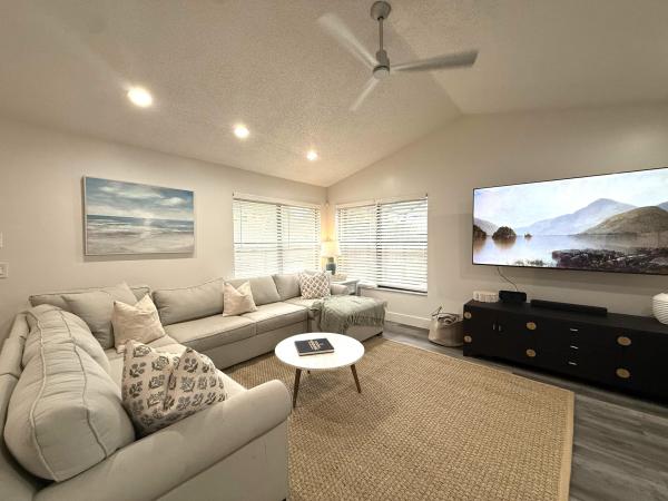 Pinewood Manor Of Wellington, 325 Knotty Wood Ln, Wellington, Florida 33414, image 2