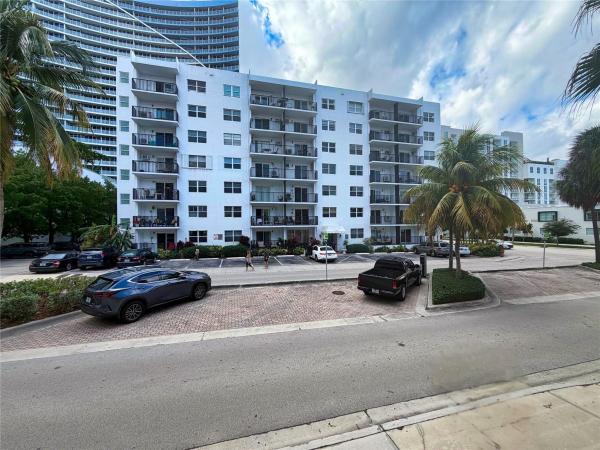 Leisure House, 3000 Riomar St #406, Fort Lauderdale, Florida 33304, image 2