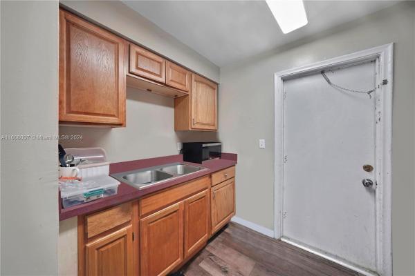 Raders, 628 SW 4th St #1, Belle Glade, Florida 33430, image 2