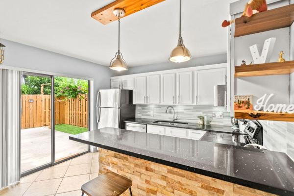 Lakewood Of Palm Springs, 29 Lake Arbor Dr, Palm Springs, Florida 33461, image 3