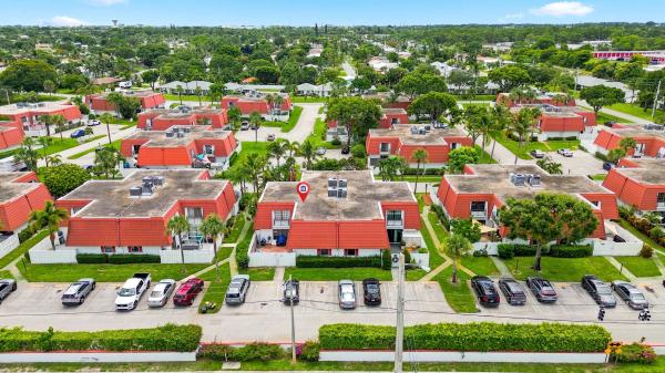 Golfview Harbour Townhouses, 2716 Yale Ln, Boynton Beach, Florida 33426, image 3