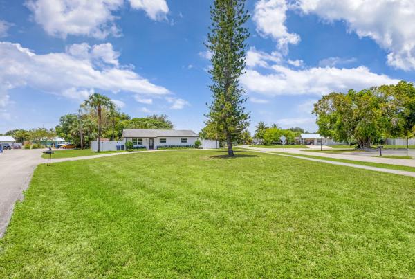 Eastview Manor, 204 W Whitney Dr, Jupiter, Florida 33458, image 2