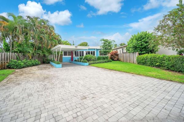 Petite, 80 NE 26th St, Wilton Manors, Florida 33305, image 3