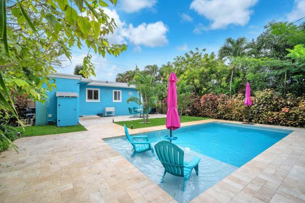 Petite, 80 NE 26th St, Wilton Manors, Florida 33305, image 1