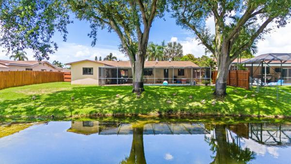 Pembroke Lakes, 1720 NW 105th Ave, Pembroke Pines, Florida 33026, image 2